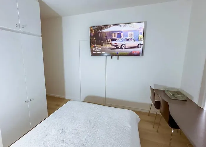 City Studio With Netflix Premium 4K And Memory Foam Bed